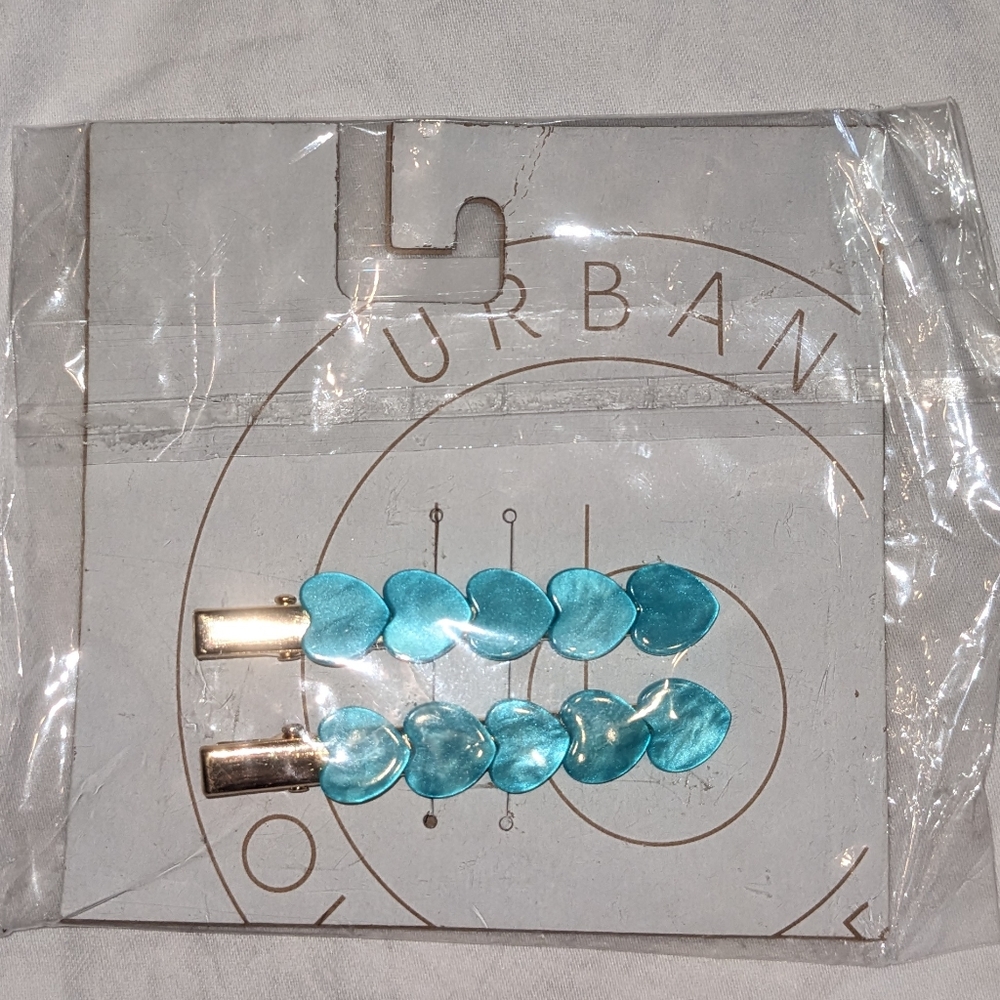 NWT Urban Outfitters Heart Hair Clip Pair